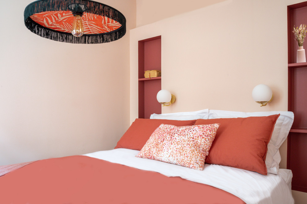 Inspiration för små moderna sovrum, med beige väggar, ljust trägolv och beiget golv