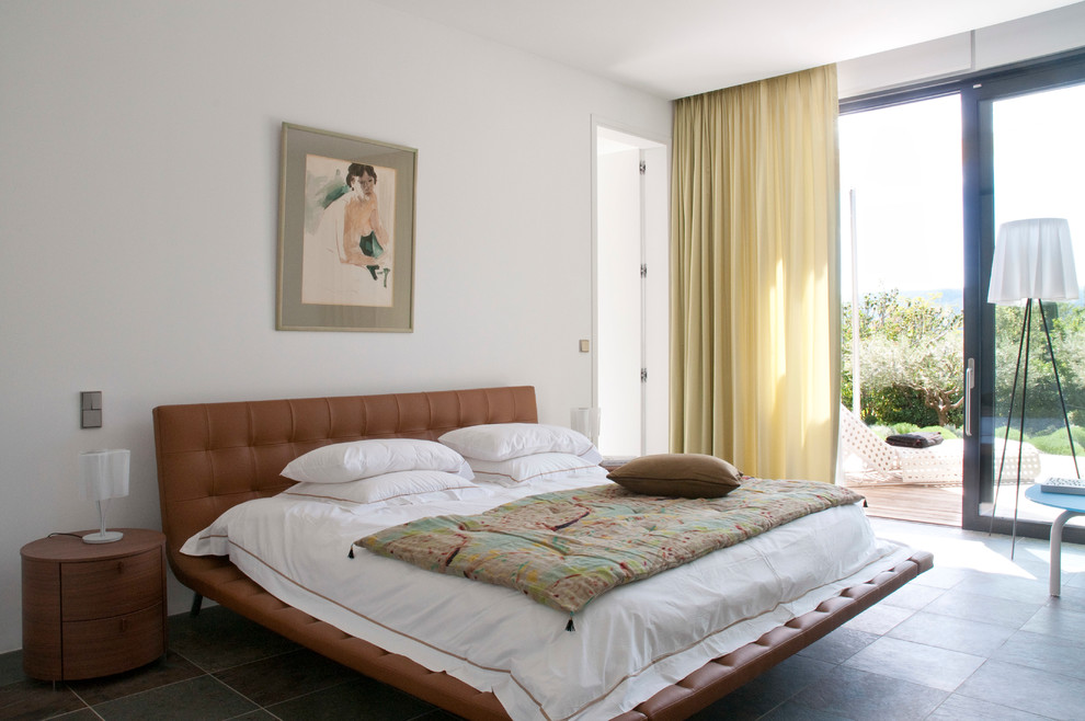 Ejemplo de dormitorio principal contemporáneo de tamaño medio sin chimenea con paredes blancas y suelo de baldosas de cerámica