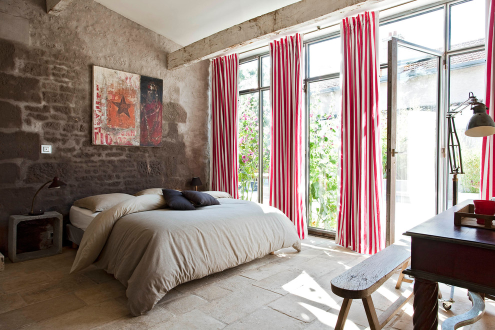 Стильный дизайн: большая хозяйская спальня в стиле фьюжн без камина - последний тренд