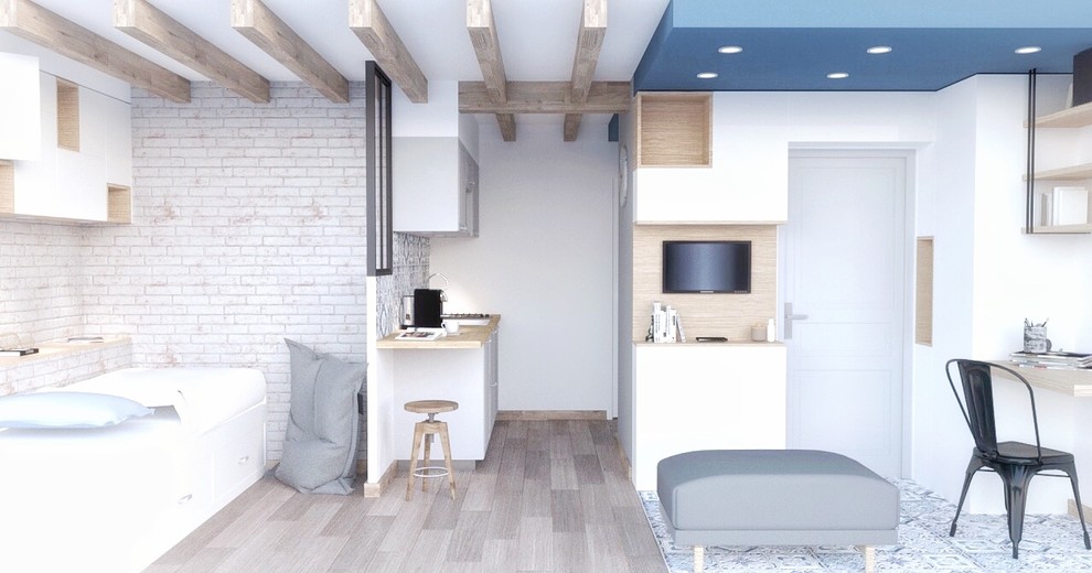 Mittelgroßes Skandinavisches Schlafzimmer ohne Kamin mit weißer Wandfarbe, hellem Holzboden und braunem Boden in Sonstige