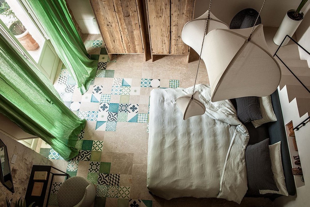 Aménagement d'une chambre d'amis méditerranéenne de taille moyenne avec un mur blanc, un sol en carrelage de céramique et un sol multicolore.