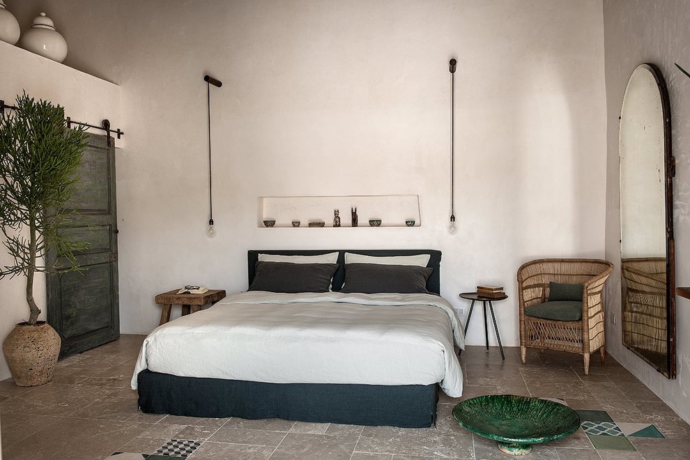 Mittelgroßes Mediterranes Hauptschlafzimmer mit weißer Wandfarbe, Keramikboden und buntem Boden in Catania-Palermo
