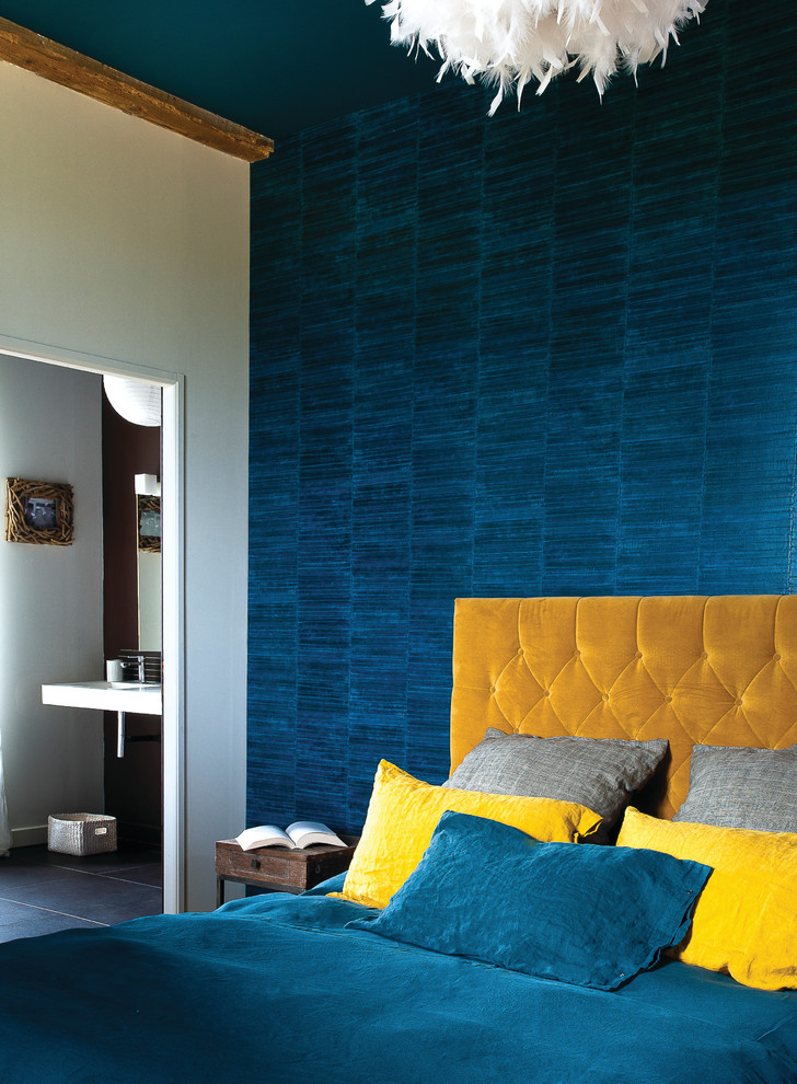 Imagen de dormitorio principal actual de tamaño medio con paredes azules