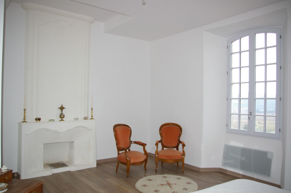 Country bedroom in Montpellier.