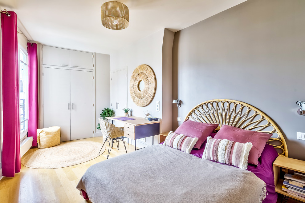 Mittelgroßes Modernes Hauptschlafzimmer ohne Kamin mit weißer Wandfarbe, hellem Holzboden und beigem Boden in Paris