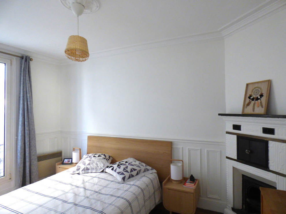 Kleines Stilmix Hauptschlafzimmer mit weißer Wandfarbe, dunklem Holzboden, Kamin, Kaminumrandung aus Metall und braunem Boden in Paris