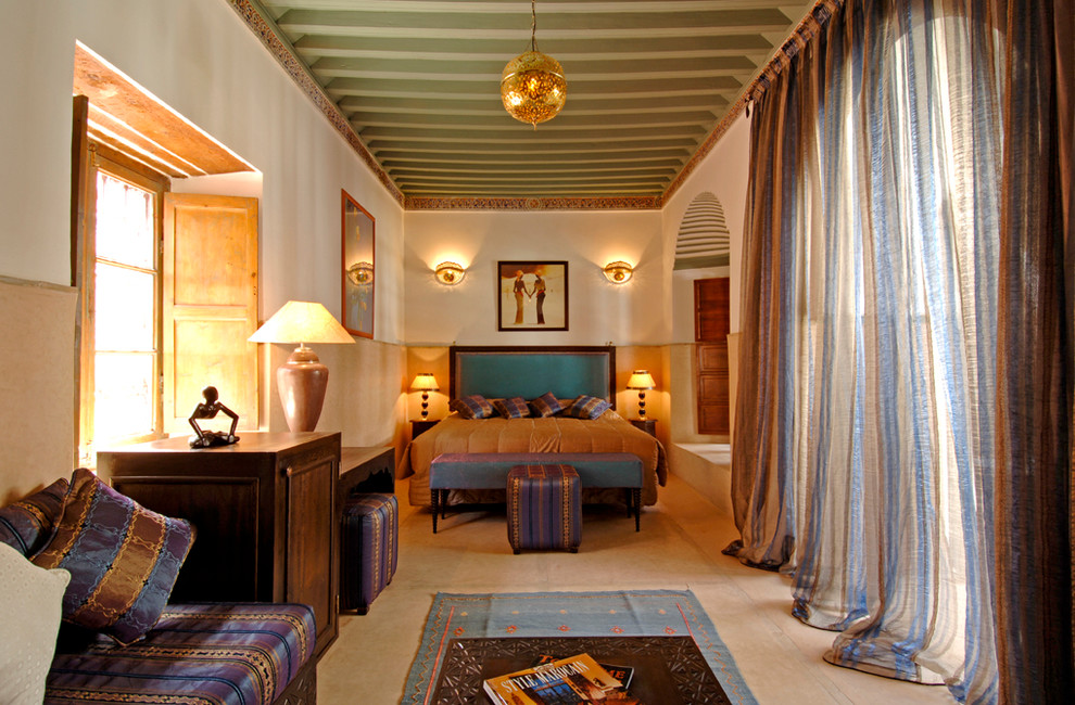 パリにある地中海スタイルのおしゃれな寝室のインテリア