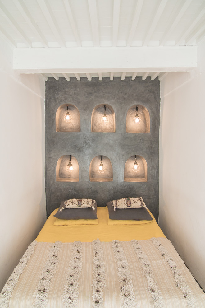 Идея дизайна: маленькая гостевая спальня (комната для гостей) в средиземноморском стиле с серыми стенами для на участке и в саду