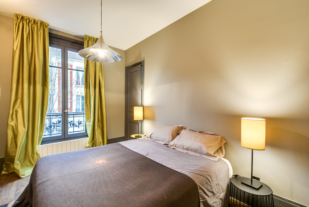パリにある中くらいなコンテンポラリースタイルのおしゃれな主寝室 (ベージュの壁、無垢フローリング) のインテリア