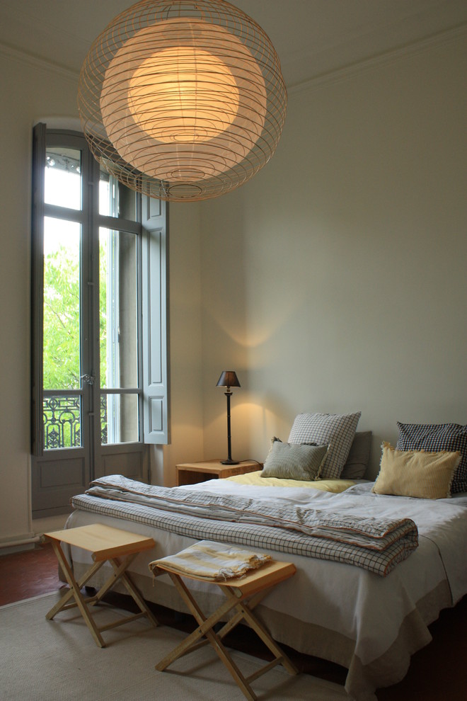 Immagine di una camera da letto nordica con pareti beige e pavimento beige