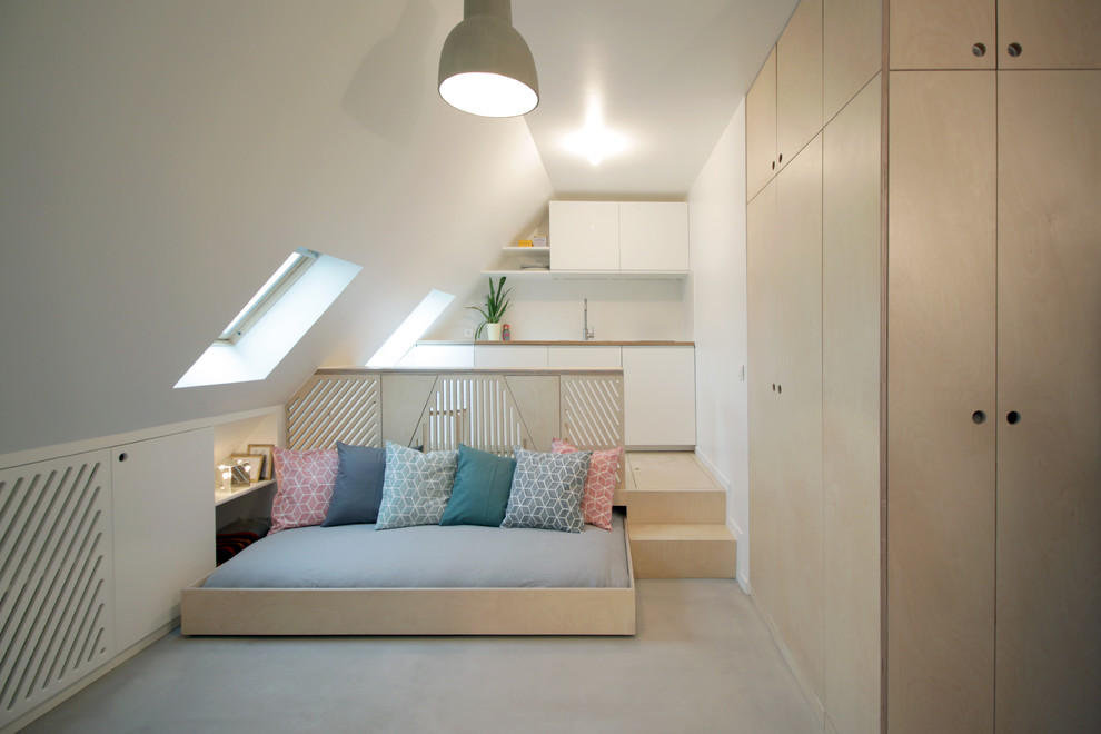 Пример оригинального дизайна: маленькая спальня в современном стиле с белыми стенами и бетонным полом без камина для на участке и в саду