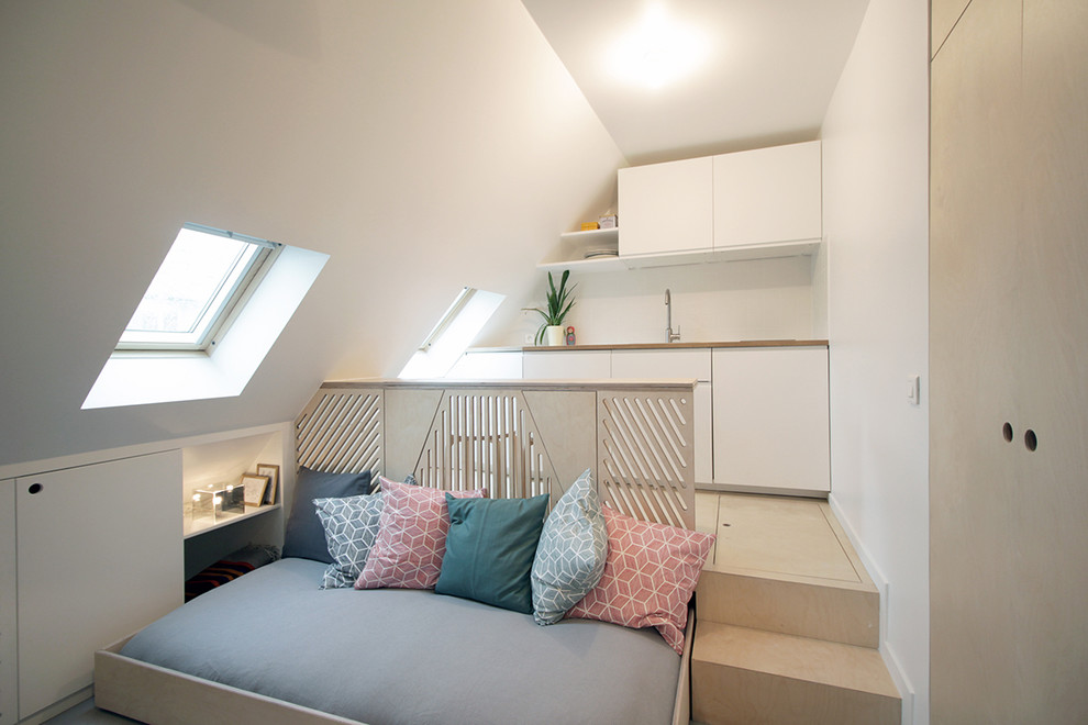 Idées déco pour une petite chambre contemporaine avec un mur blanc, aucune cheminée et parquet clair.