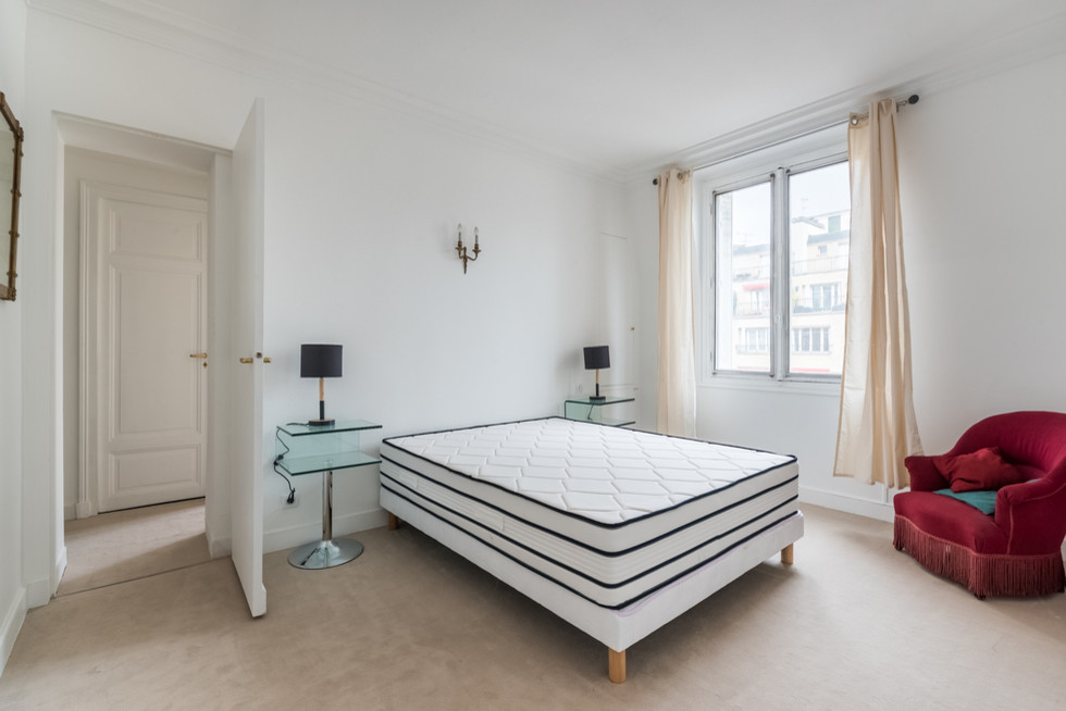 Стильный дизайн: большая хозяйская спальня в классическом стиле с белыми стенами, ковровым покрытием и бежевым полом - последний тренд