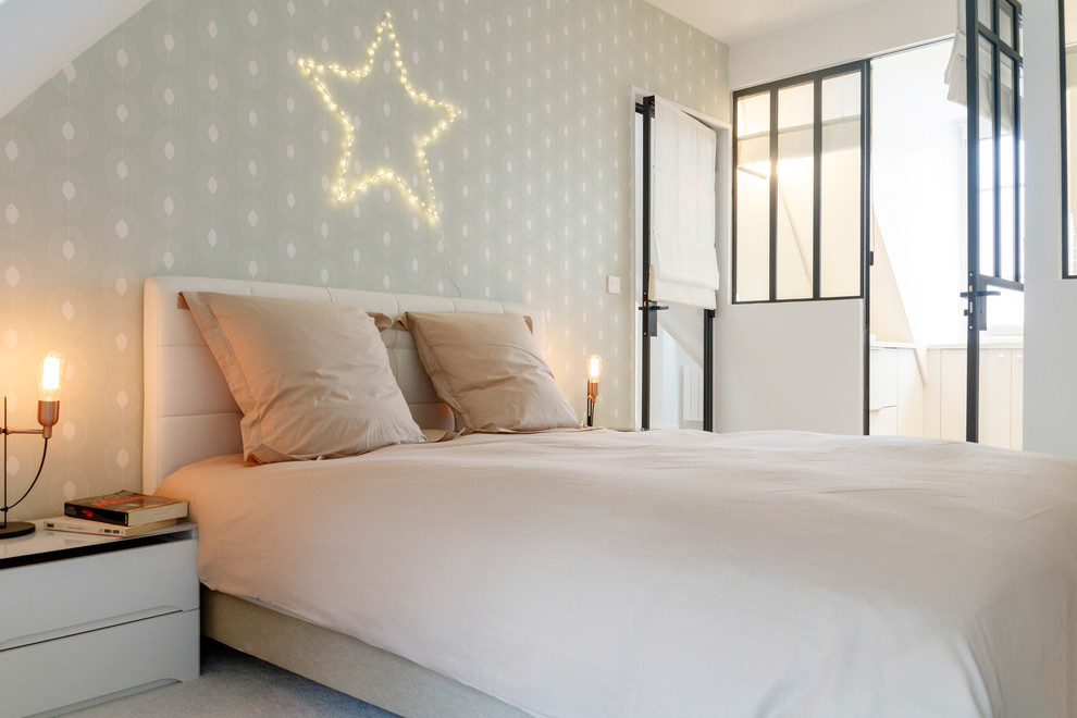 Стильный дизайн: хозяйская спальня среднего размера в стиле шебби-шик с белыми стенами и ковровым покрытием - последний тренд