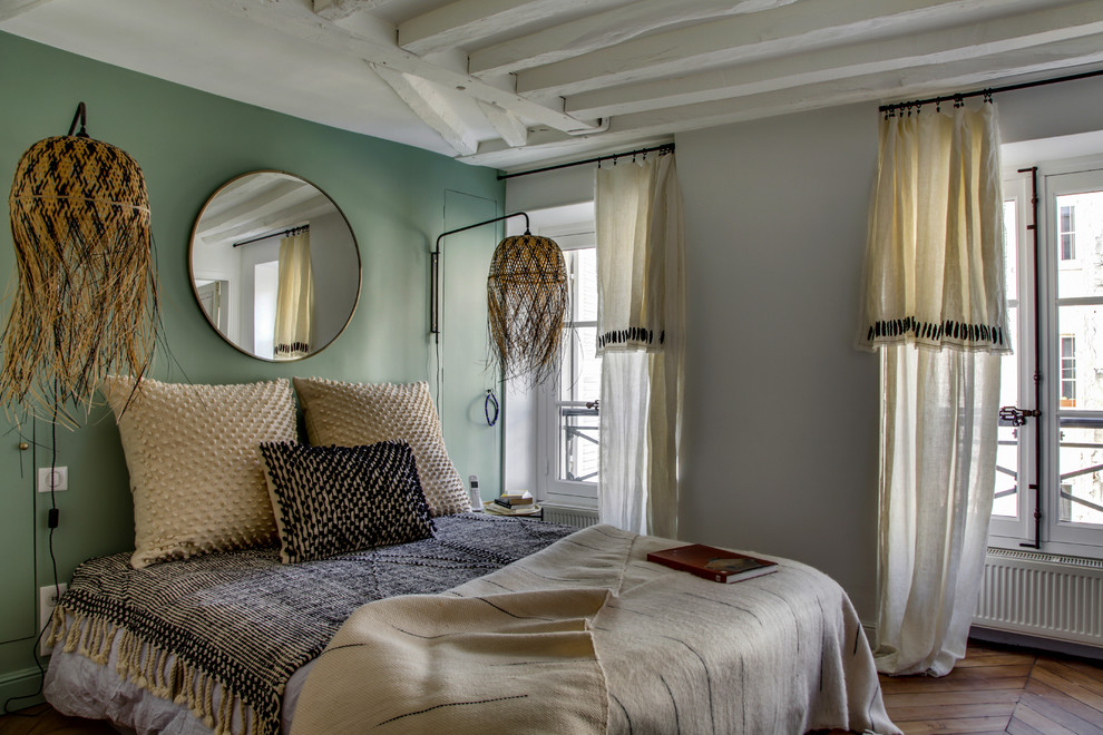 Kleines Stilmix Hauptschlafzimmer ohne Kamin mit grüner Wandfarbe, braunem Holzboden und braunem Boden in Paris