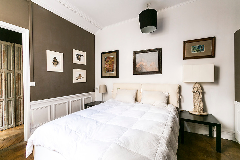 Ejemplo de dormitorio principal clásico renovado de tamaño medio con paredes multicolor y suelo de madera en tonos medios