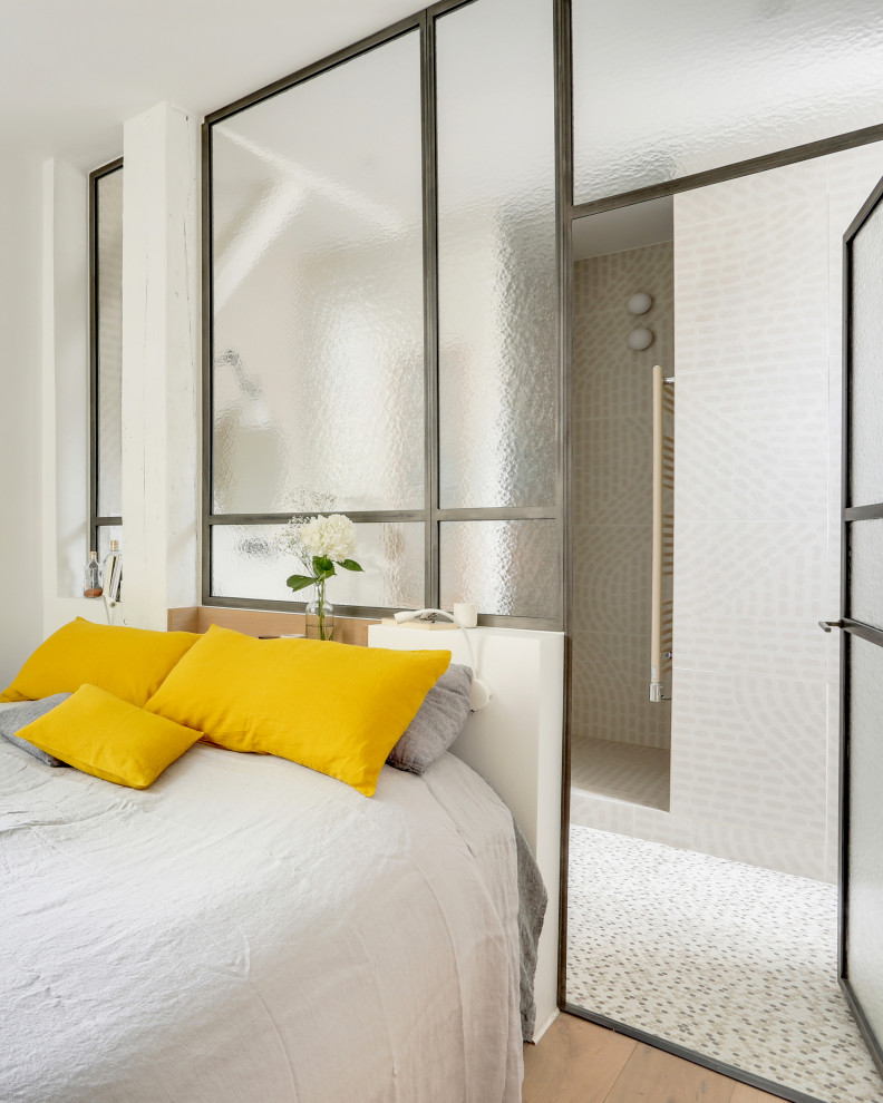 Modernes Schlafzimmer mit weißer Wandfarbe, braunem Holzboden und braunem Boden in Paris