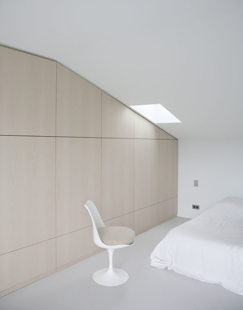 Design ideas for a contemporary bedroom in Toulouse.