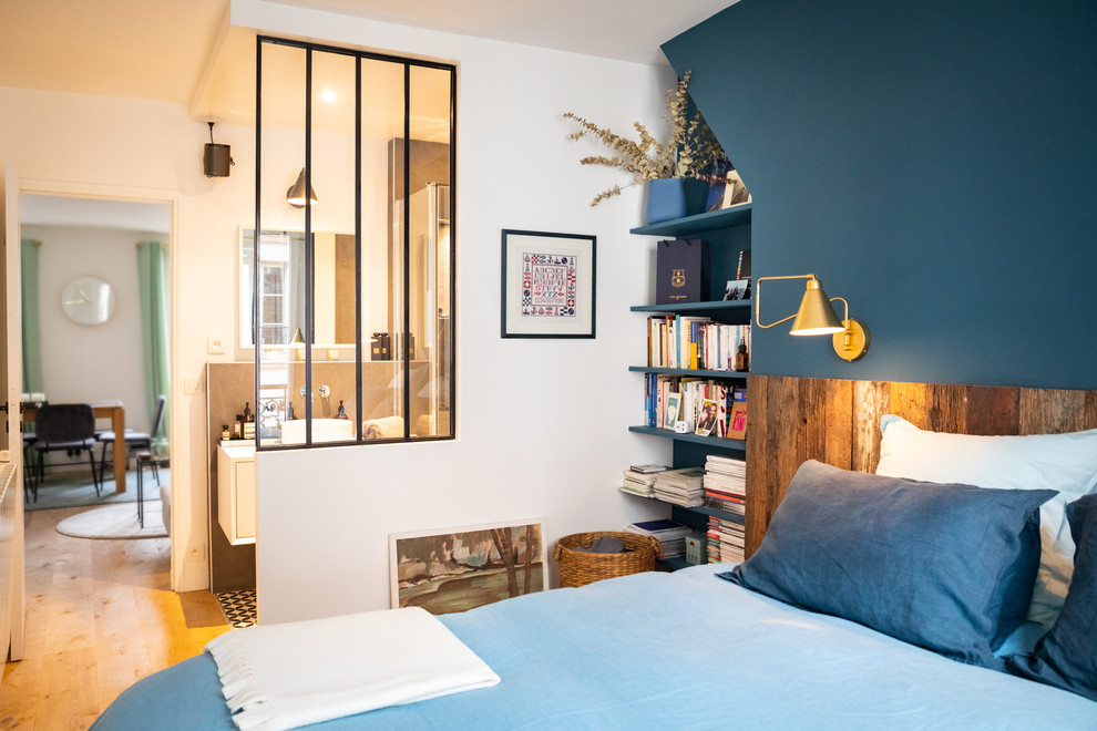 Стильный дизайн: спальня в современном стиле с синими стенами, паркетным полом среднего тона и коричневым полом - последний тренд