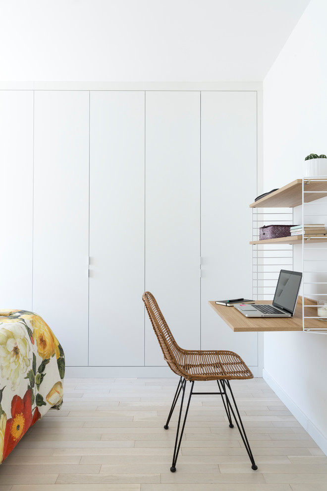 Modernes Hauptschlafzimmer mit weißer Wandfarbe, hellem Holzboden und beigem Boden in Paris
