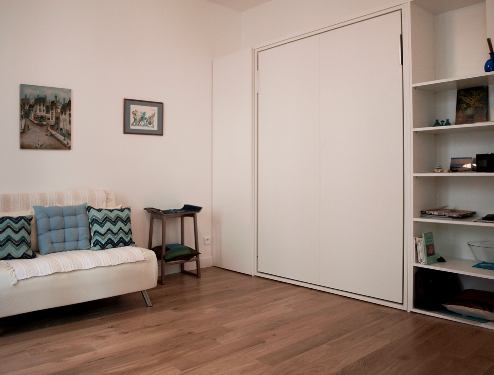 Ejemplo de dormitorio principal escandinavo pequeño sin chimenea con paredes blancas, suelo de madera clara y suelo beige