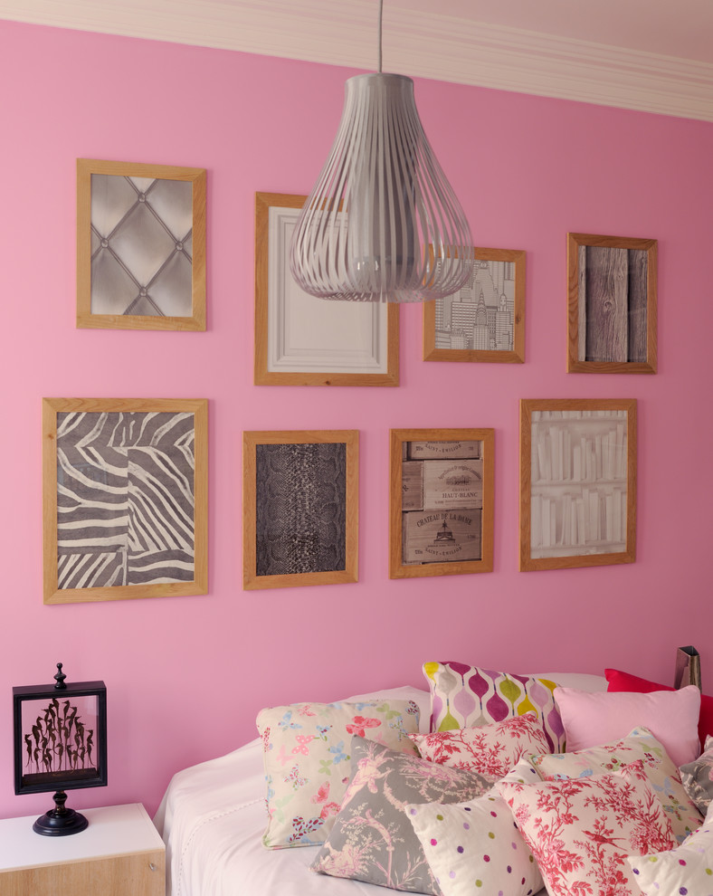 Diseño de dormitorio principal actual grande con paredes rosas y suelo de madera clara