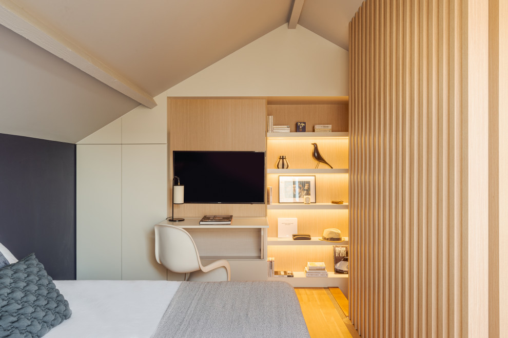 Idées déco pour une petite chambre contemporaine avec un mur blanc, un sol en bois brun, un sol marron et un plafond voûté.