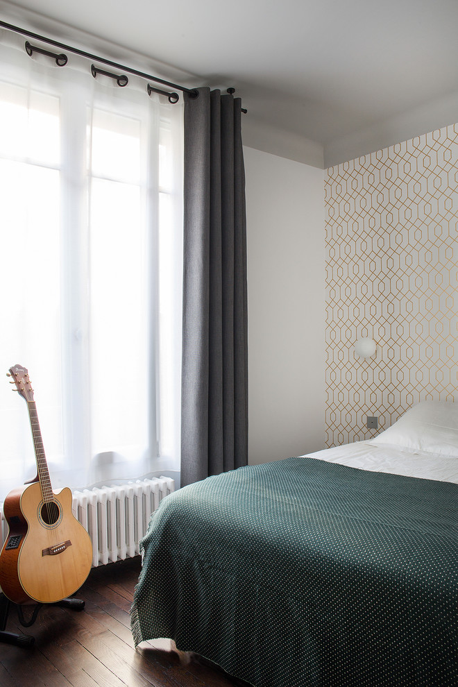 Mittelgroßes Klassisches Hauptschlafzimmer mit weißer Wandfarbe, dunklem Holzboden und braunem Boden in Paris