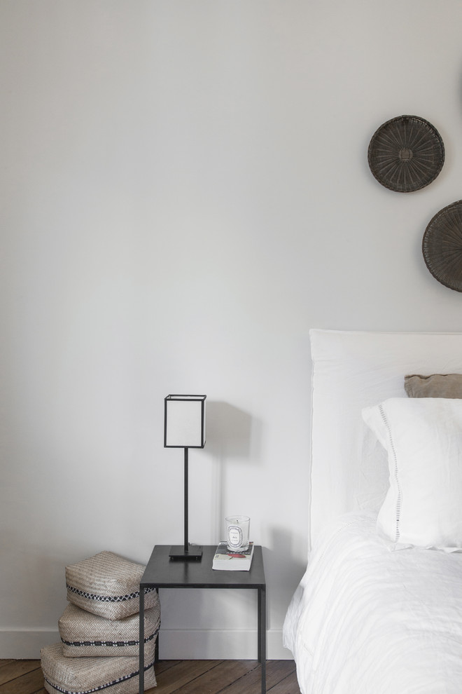 Стильный дизайн: хозяйская спальня среднего размера в скандинавском стиле с серыми стенами, светлым паркетным полом и коричневым полом без камина - последний тренд