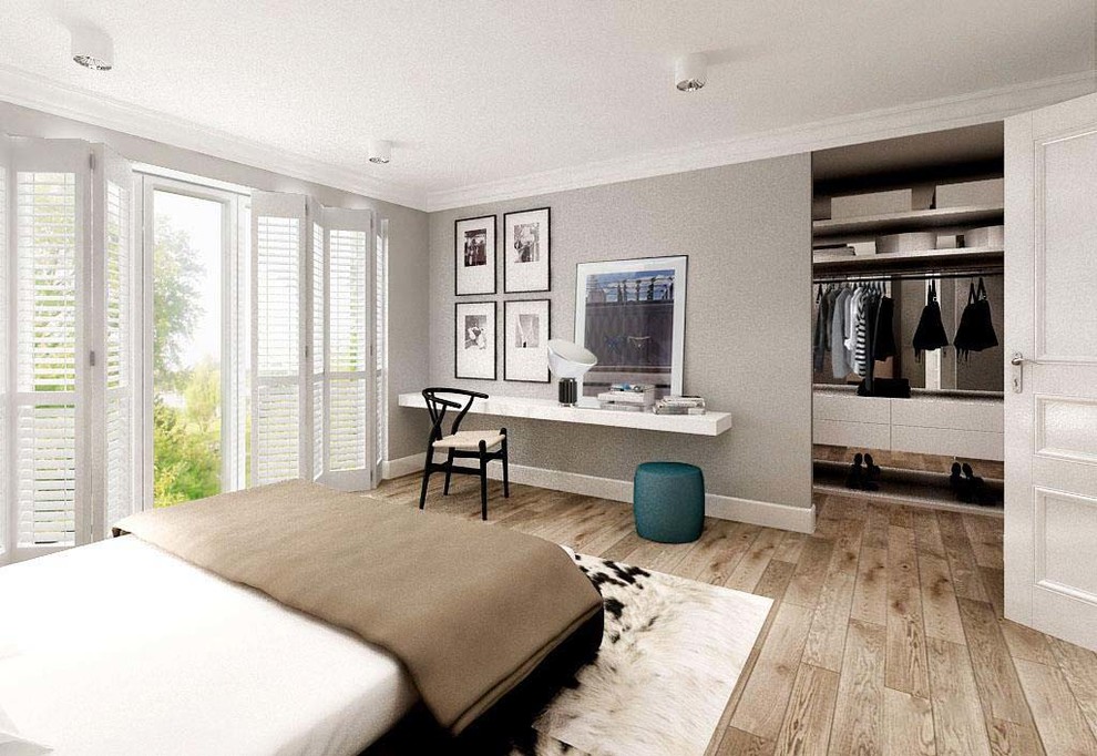 Cette image montre une chambre parentale design de taille moyenne avec un mur gris, parquet clair, aucune cheminée et un sol beige.