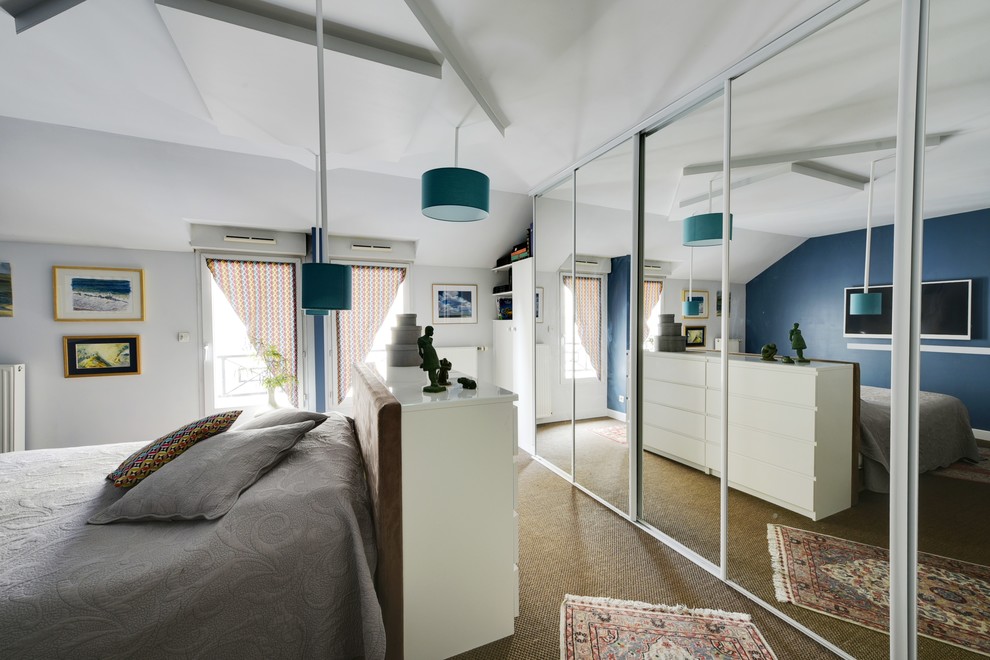 Ejemplo de dormitorio contemporáneo grande con suelo de corcho y suelo beige