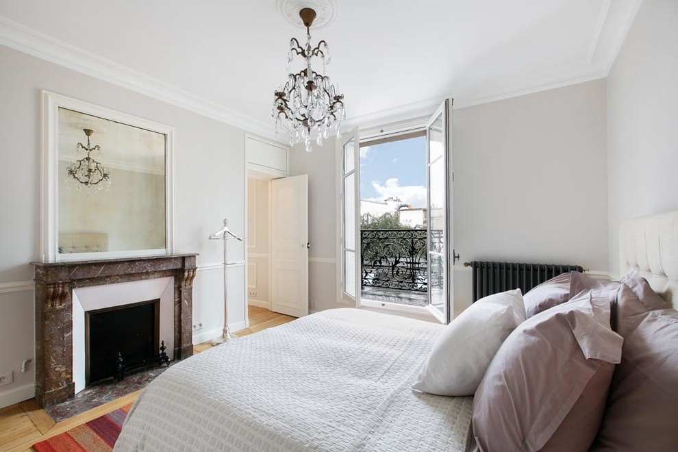 Bedroom - transitional bedroom idea in Paris