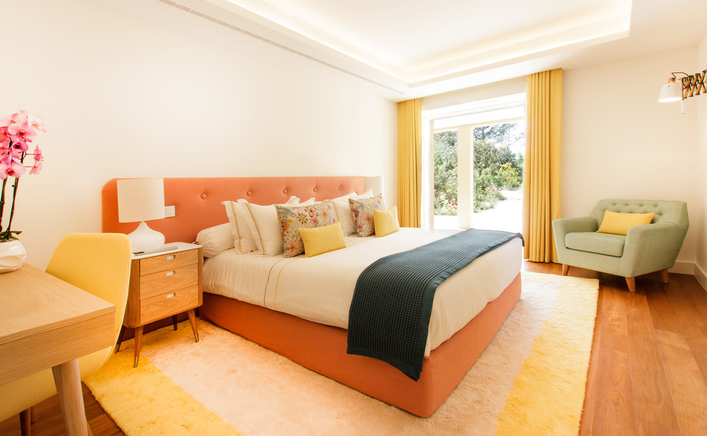 Bedroom - mid-century modern bedroom idea in Nice