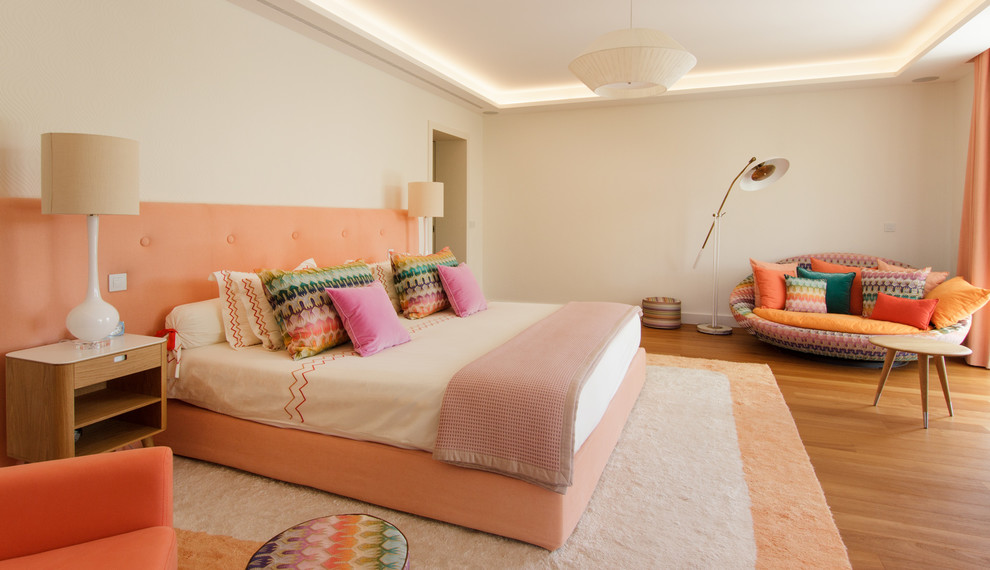 ニースにあるミッドセンチュリースタイルのおしゃれな寝室 (白い壁、淡色無垢フローリング、ベージュの床) のインテリア