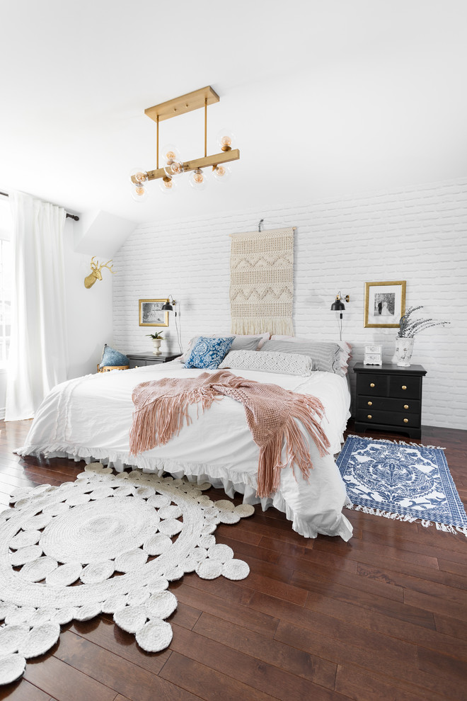 Стильный дизайн: большая хозяйская спальня в стиле неоклассика (современная классика) с белыми стенами, темным паркетным полом и коричневым полом - последний тренд