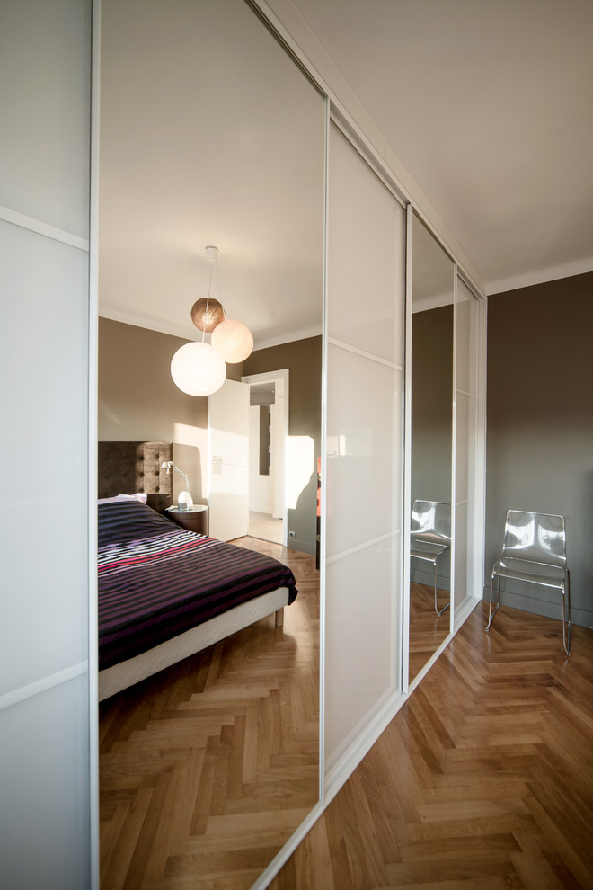 Inspiration for a contemporary bedroom in Lyon.
