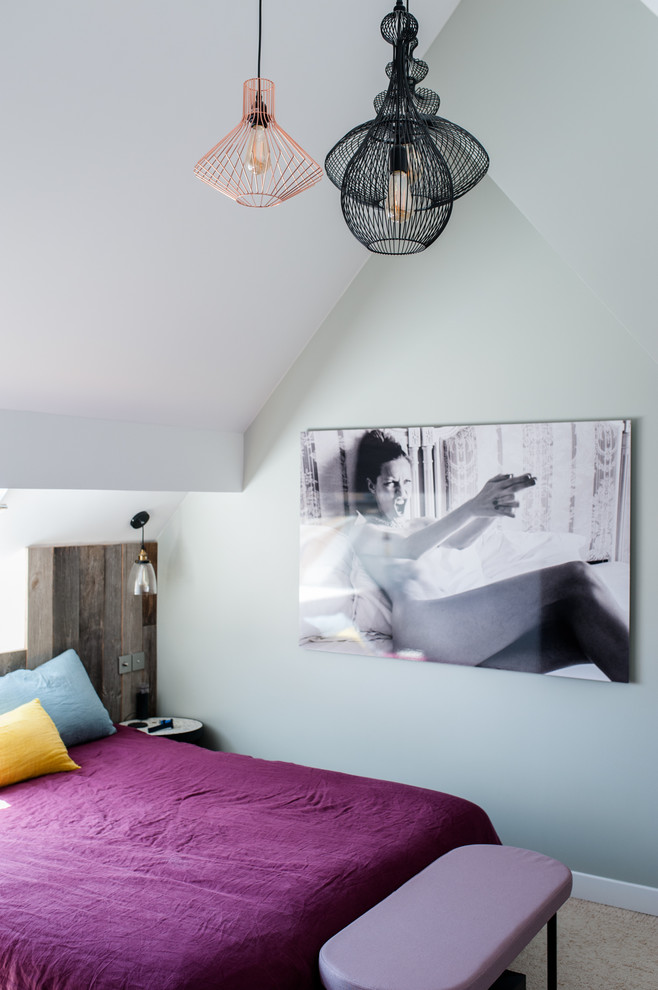 Inspiration för moderna sovrum, med grå väggar och beiget golv