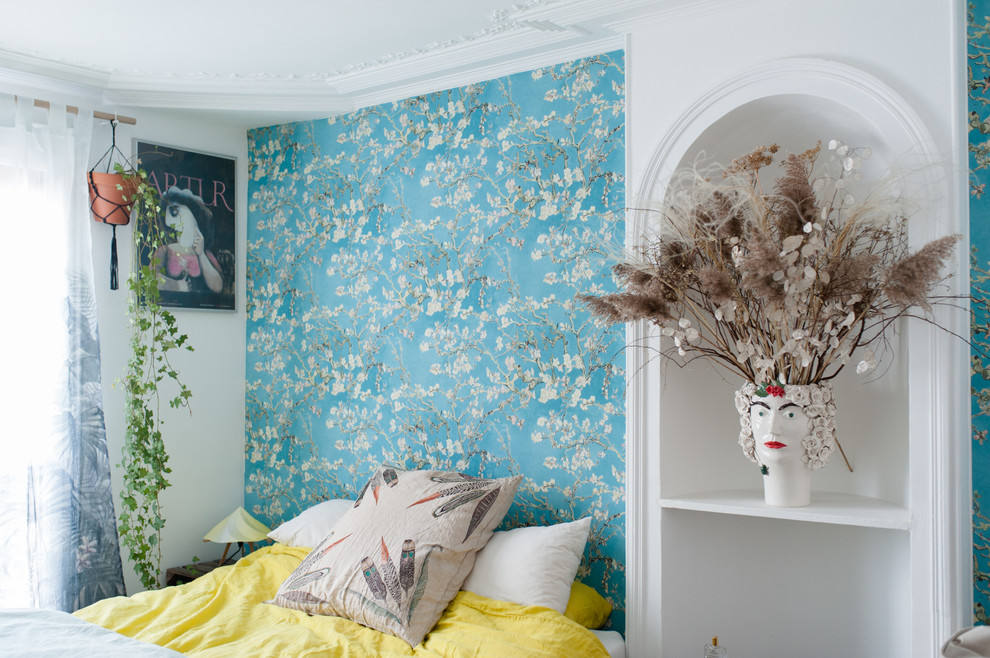 Bedroom - eclectic bedroom idea in Montpellier