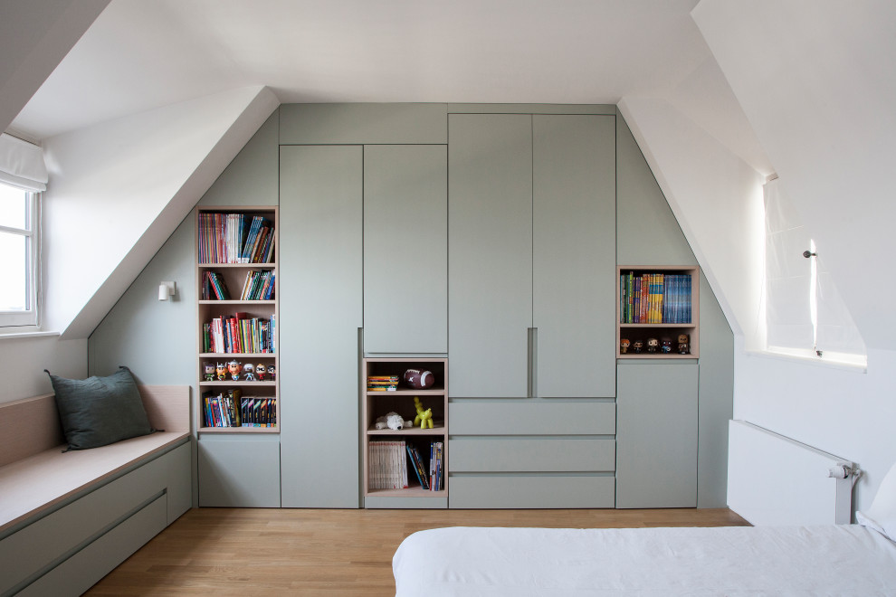 Idéer för ett mycket stort modernt sovrum, med vita väggar, brunt golv och ljust trägolv