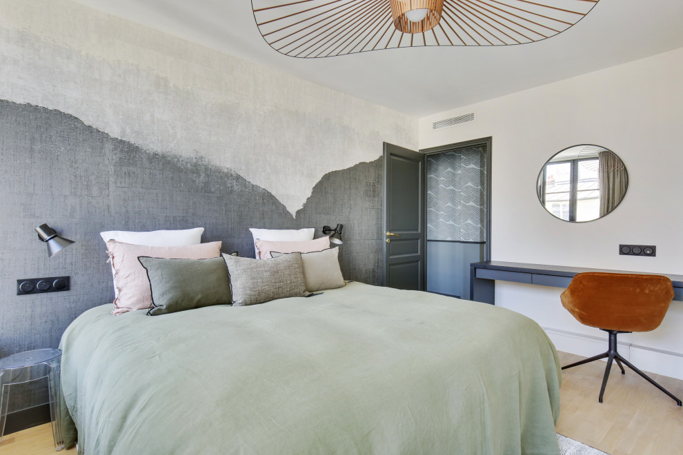 Bedroom - mid-sized contemporary master light wood floor, beige floor and wallpaper bedroom idea in Paris with beige walls