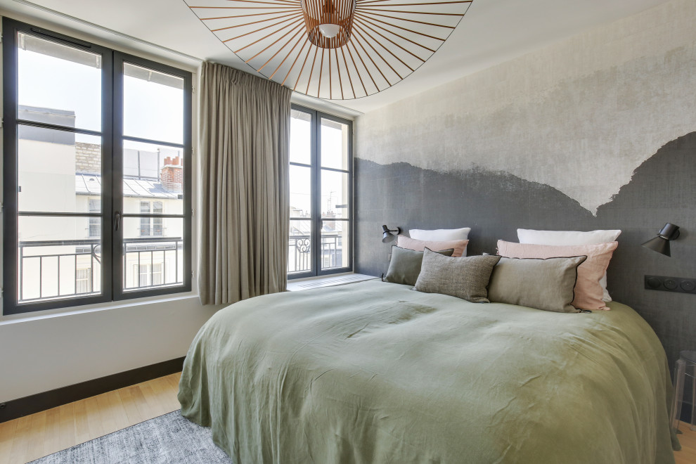 Mittelgroßes Modernes Hauptschlafzimmer mit beiger Wandfarbe, hellem Holzboden, beigem Boden und Tapetenwänden in Paris
