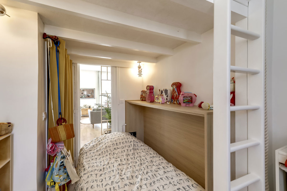 Kleines Skandinavisches Gästezimmer ohne Kamin mit weißer Wandfarbe und hellem Holzboden in Paris