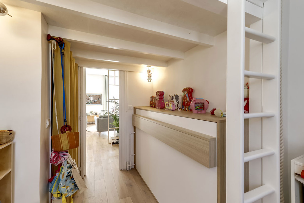 Kleines Nordisches Gästezimmer ohne Kamin mit weißer Wandfarbe und hellem Holzboden in Paris