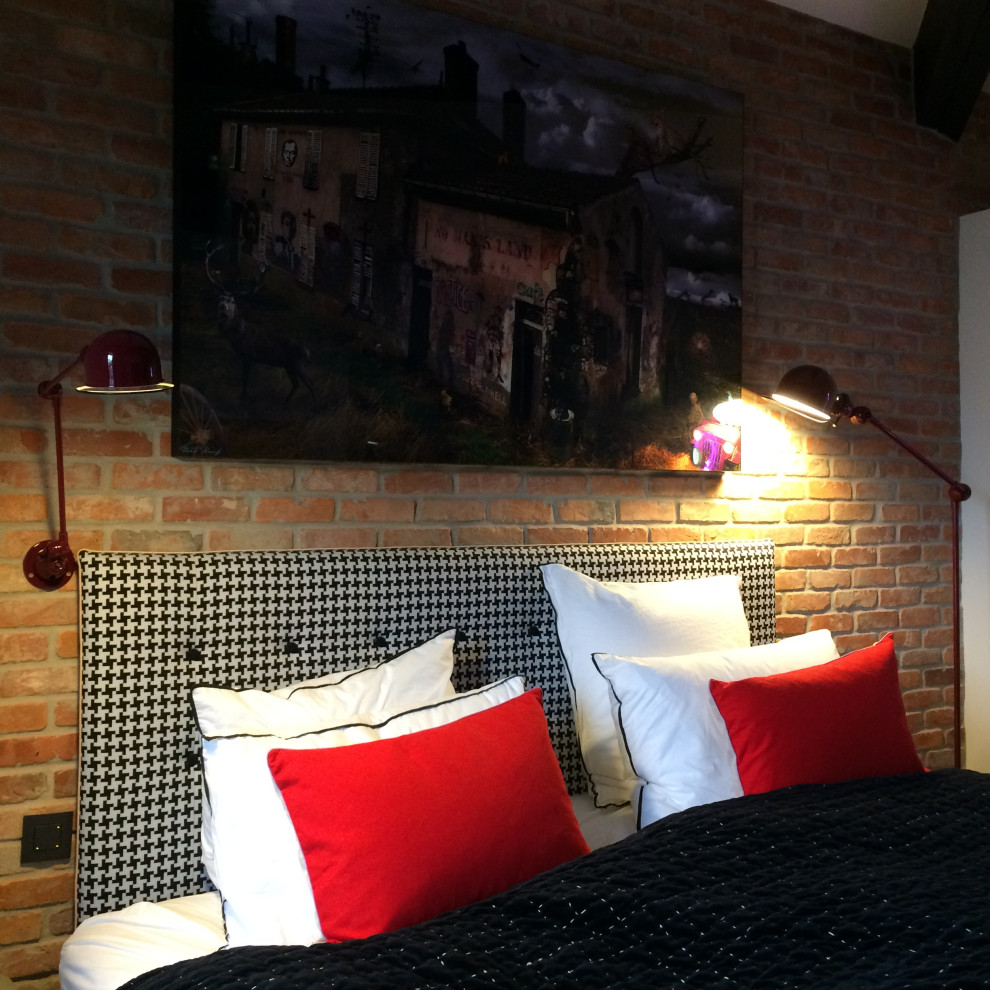 Foto di una piccola camera matrimoniale industriale con pareti marroni, pavimento in terracotta e pavimento grigio