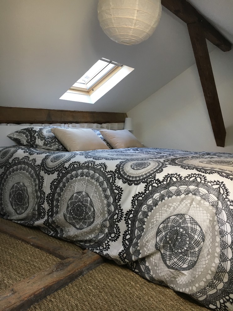 Foto di una piccola camera da letto scandinava con pareti bianche