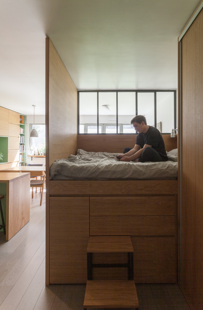 Свежая идея для дизайна: маленькая спальня на антресоли в скандинавском стиле с деревянными стенами для на участке и в саду - отличное фото интерьера