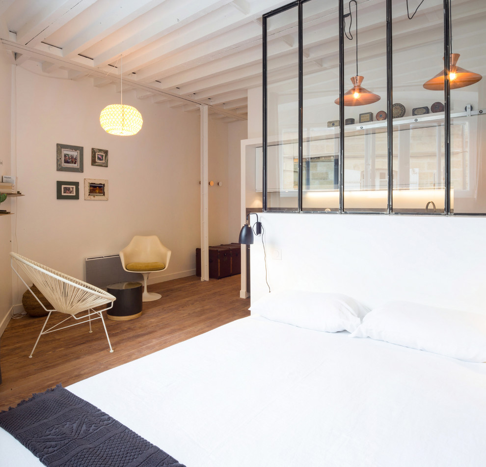 ボルドーにある小さなコンテンポラリースタイルのおしゃれな主寝室 (白い壁、無垢フローリング、暖炉なし)
