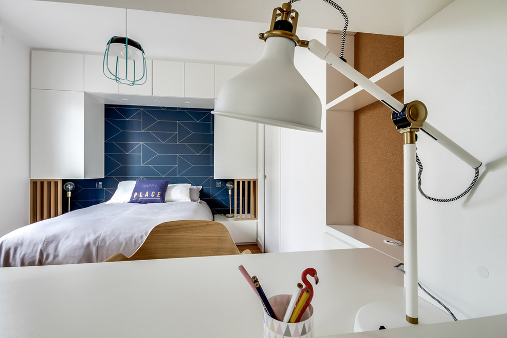 Foto de dormitorio principal nórdico pequeño con paredes blancas y suelo de madera clara