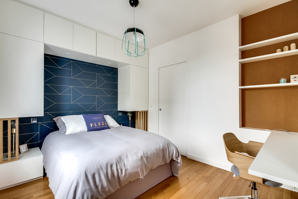 パリにある小さな北欧スタイルのおしゃれな主寝室 (白い壁、淡色無垢フローリング) のレイアウト