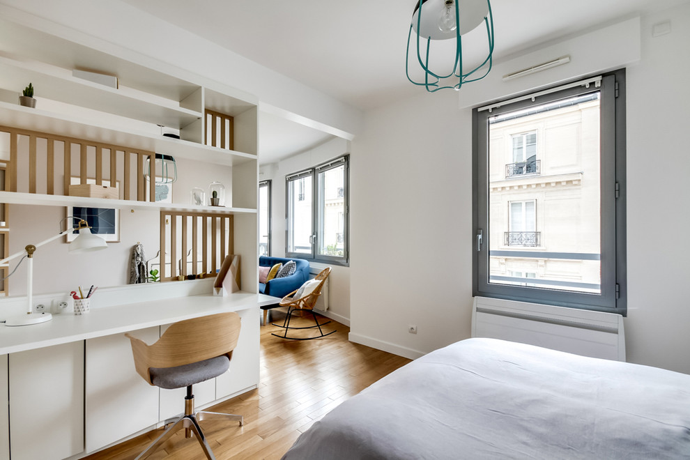 Diseño de dormitorio principal escandinavo pequeño con paredes blancas y suelo de madera clara